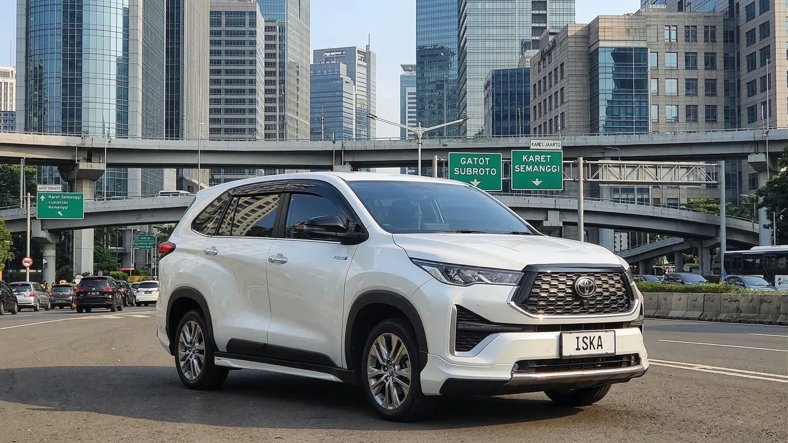 Kenapa Innova Zenix Hybrid? Cerita tentang Mobil yang Pas Banget Buat Jakarta