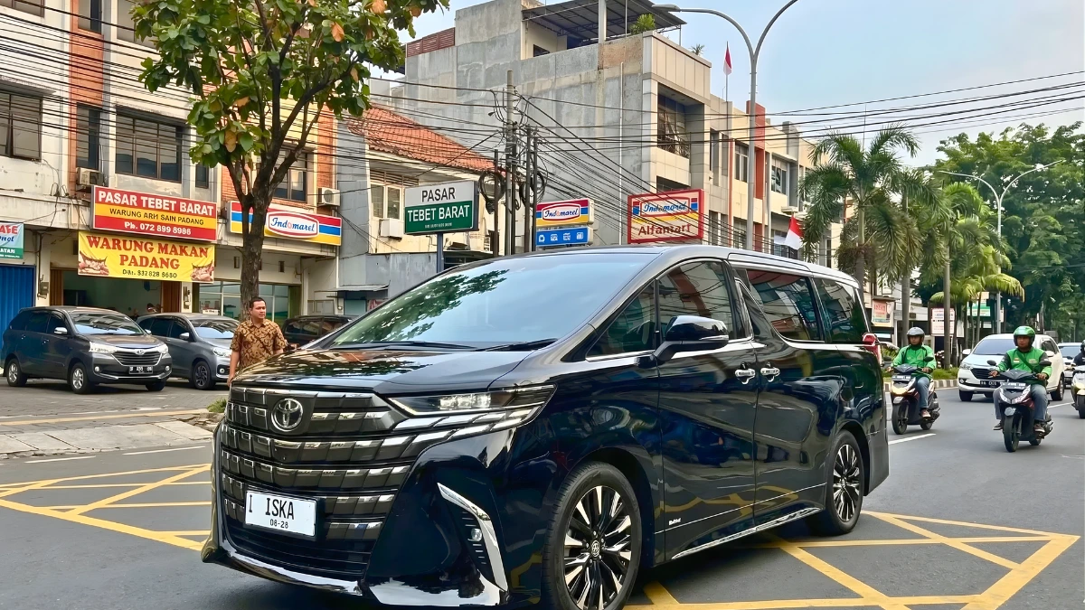 Mengapa Memilih Mobil Alphard Hybrid untuk Disewa di Tebet
