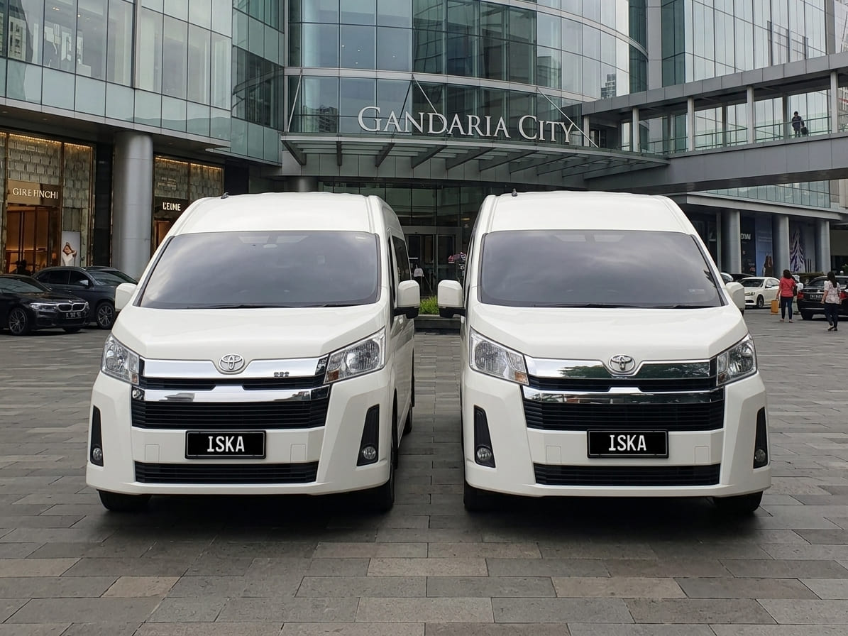 Mengapa Memilih Mobil Hiace Premio untuk Disewa di Pondok Pinang