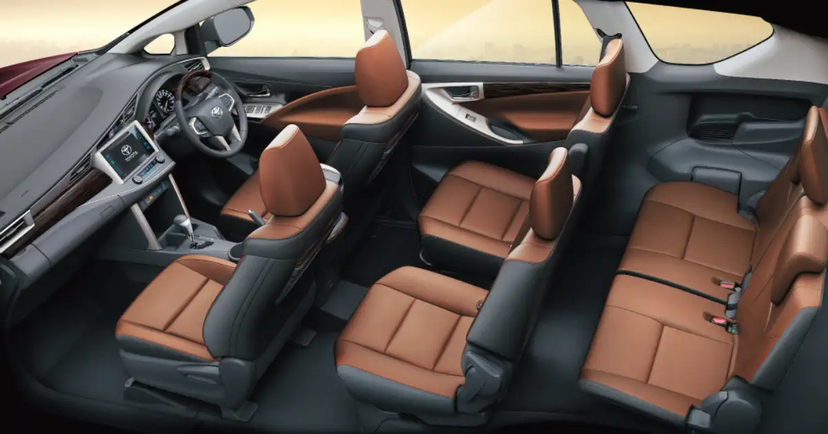 Interior nyaman sewa Innova Reborn Jakarta
